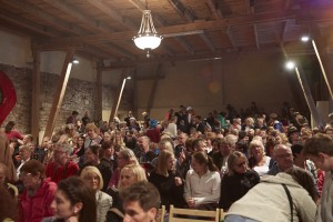 Publikum im Drachenschuppen  